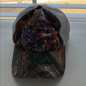 i’m selling an under amour camouflage hat!